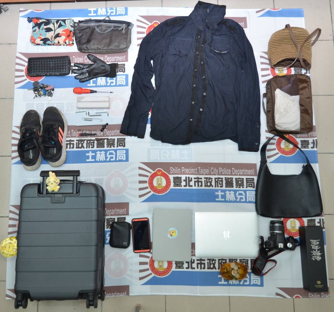警方查扣大批贓證物,包括被害人遭竊的行李箱、筆記型電腦、平板、現金新臺幣及作案工具等。(記者 黃荷琇翻攝)