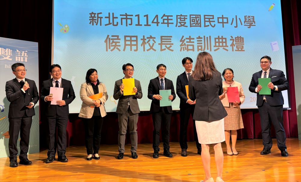 《圖說》準候用校長們結訓典禮上向指導校長與教育專家表達感謝,並分享儲訓心得。〈教育局提供〉