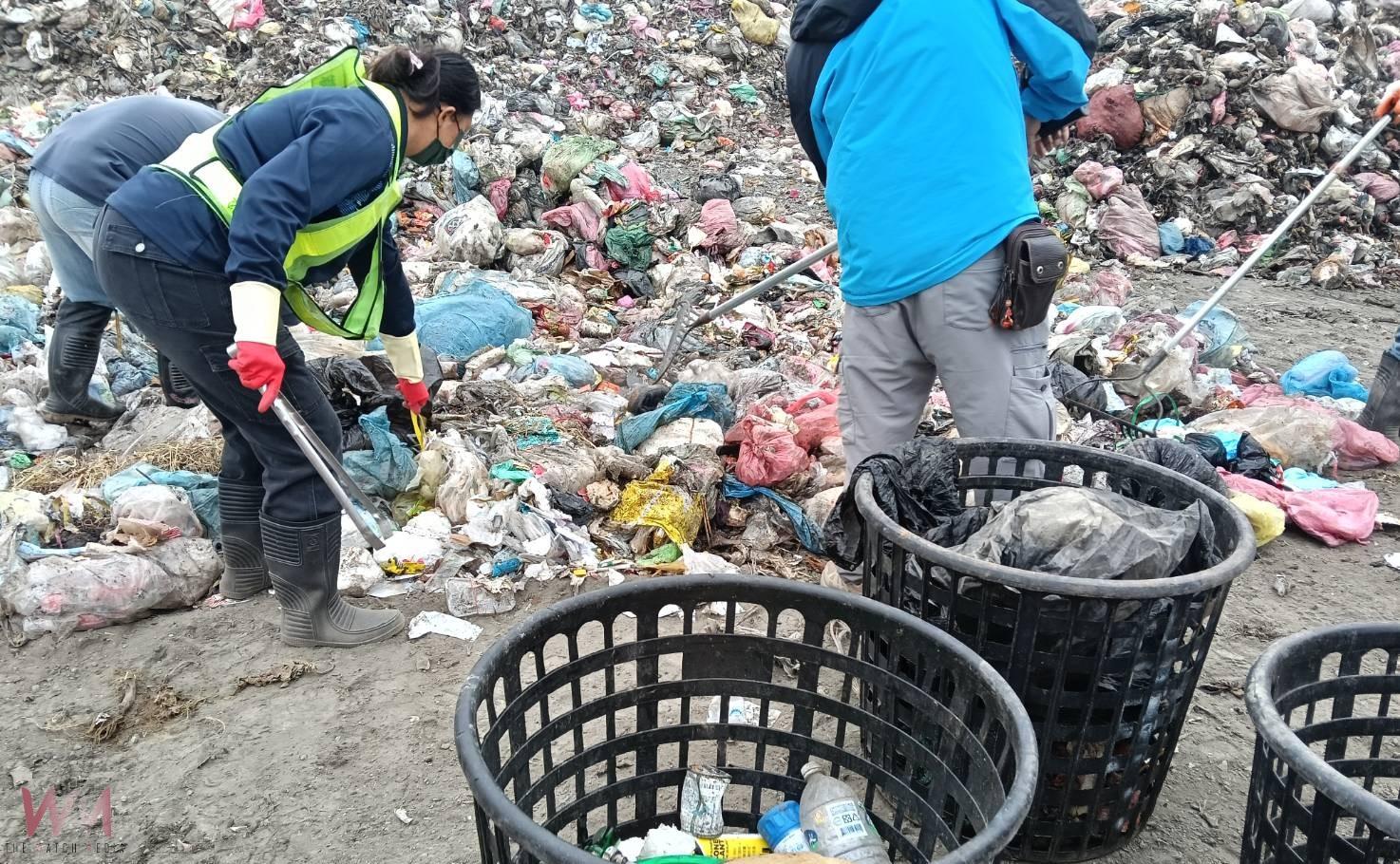 口湖鄉垃圾退運危機　清潔隊員在惡臭中分類求解 - https://www.watchmedia01.com