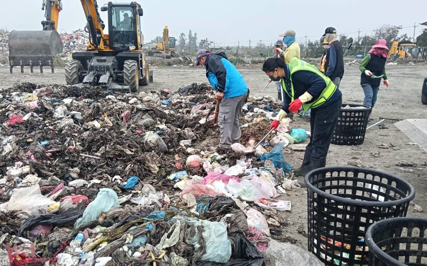 口湖鄉垃圾退運危機　清潔隊員在惡臭中分類求解 - https://www.watchmedia01.com