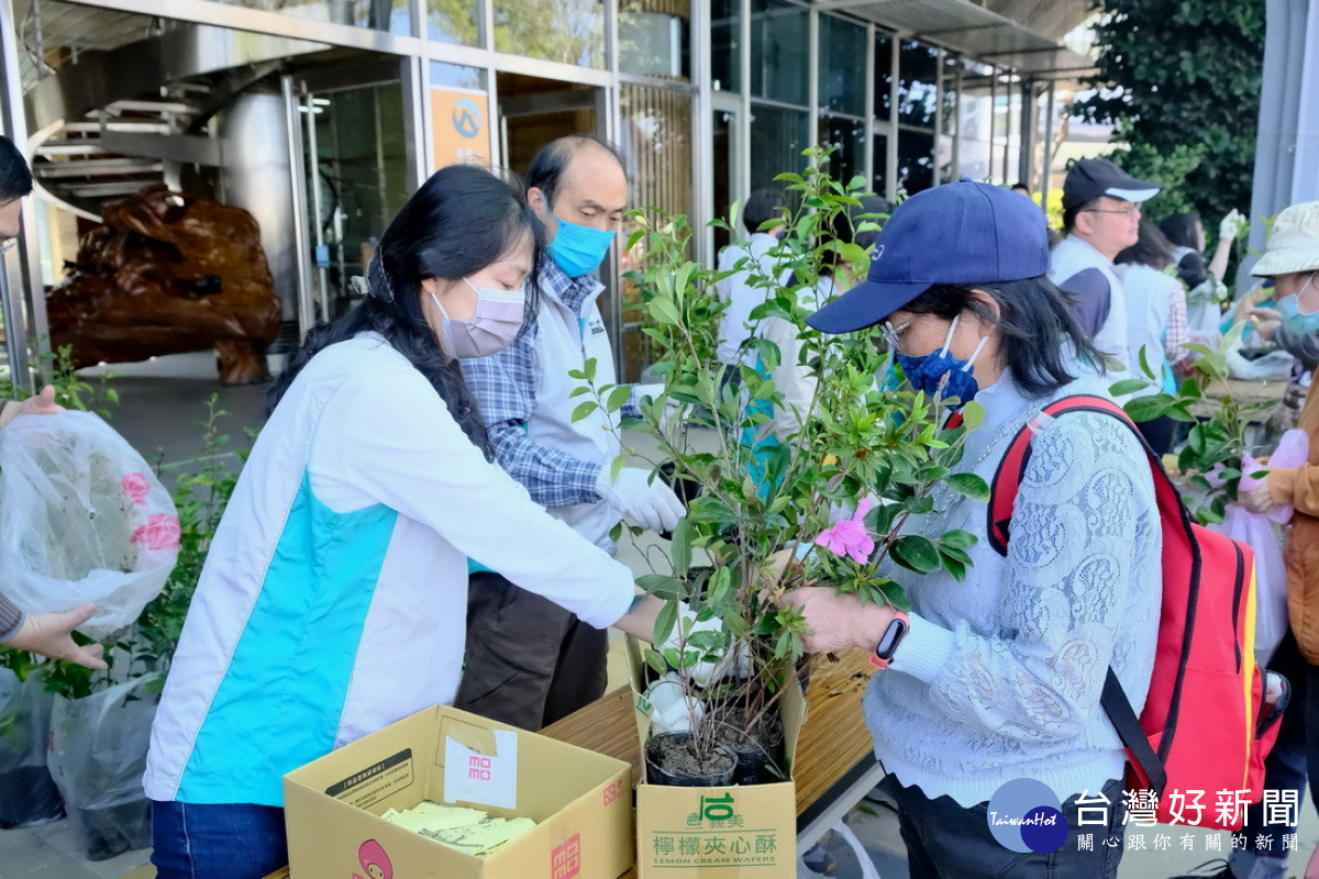 請民眾自備容器領苗。（南投分署提供）