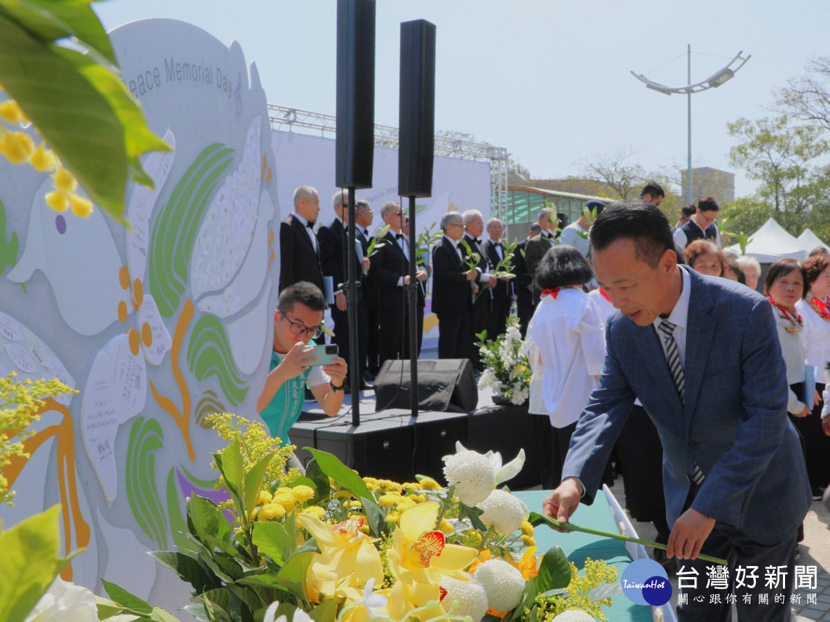 嘉義縣長翁章梁到祈福牆,祈願與感念為台灣民主犧牲奉獻的受難菁英/嘉義縣府提供