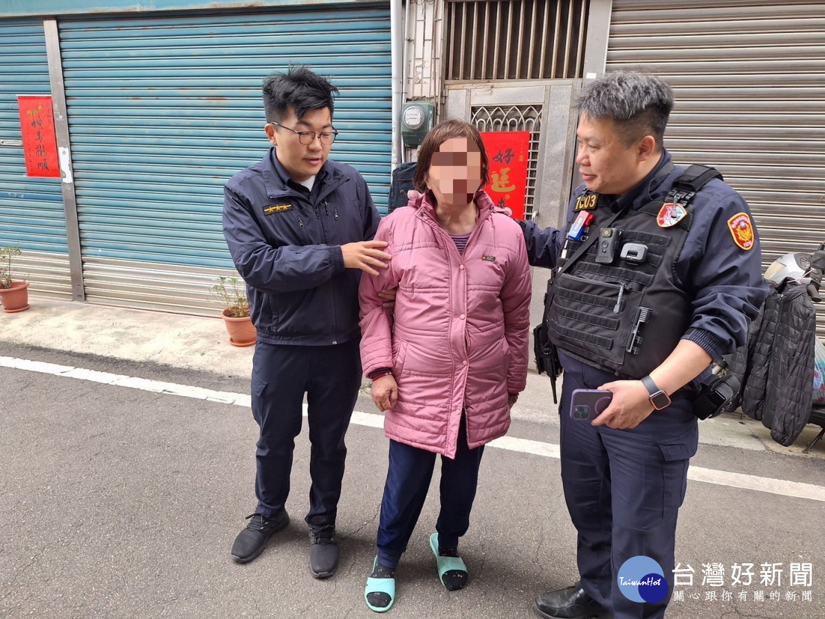 七旬失智老婦迷途街頭，龍潭暖警即時援助護送返家。