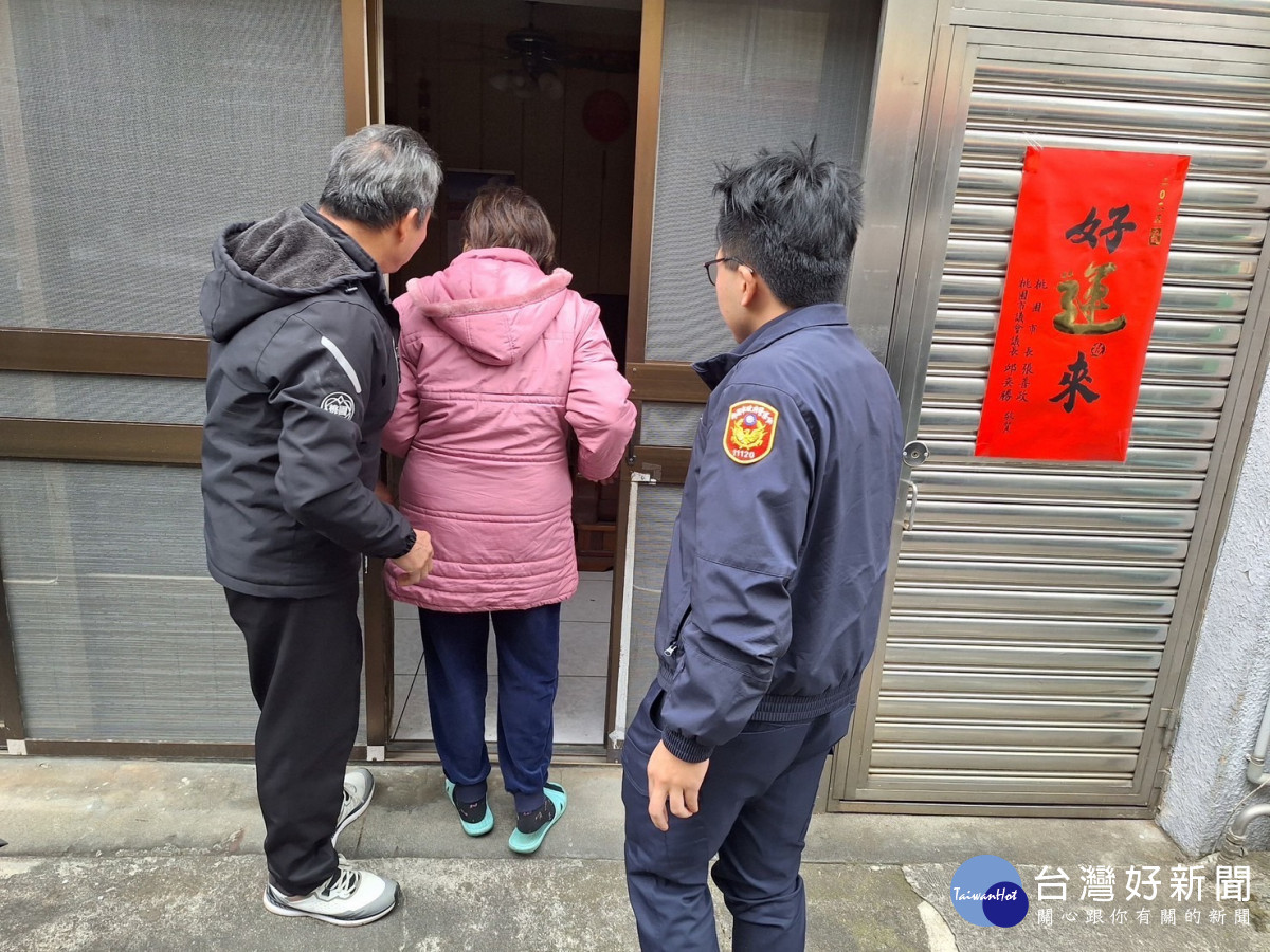 七旬失智老婦迷途街頭,龍潭暖警即時援助護送返家。