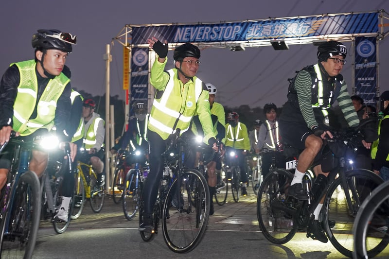台灣民眾黨28日延續舉辦「一日北高」騎腳踏車活動,清晨由黨主席黃國昌(前中)帶領黨內成員展開活動。 中央社