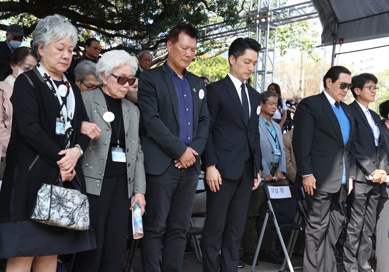 台北市政府舉行228紀念追思會,前總統馬英九(前右2)、台北市長蔣萬安(前左4)、北市文化局長蔡詩萍(前左3)等人起立默哀。中央社