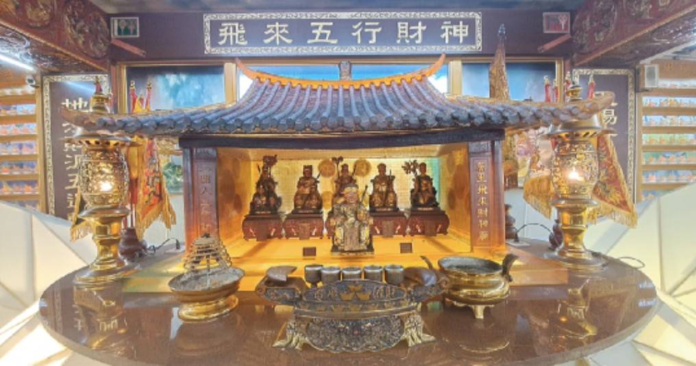 萬里鑽金宮創辦人黎清美表示:「古人認為一年四季有五行,春天五行屬木,木歸肝經,因此春天要適當養肝,民眾可以多吃綠色食物,促進代謝、肝氣循環,如蔥、薑、蒜、薄荷與九層塔等香菜,或包春捲吃,俗稱「咬春」,也可多吃甜潤的白蘿蔔。」