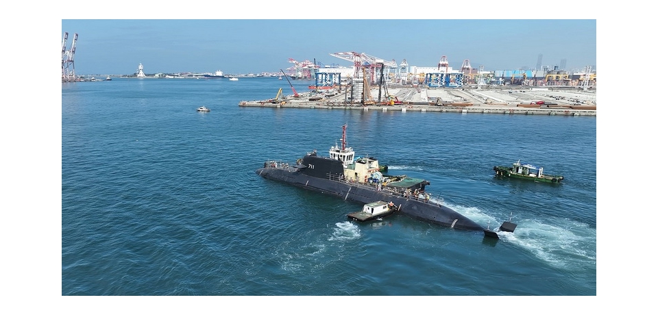 海鯤潛艦進行主機調校與繫泊測試