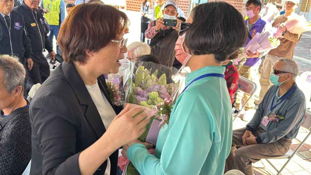 ▲彰化縣長王惠美獻上和平花束向二二八受難家屬致意。（記者林明佑攝）