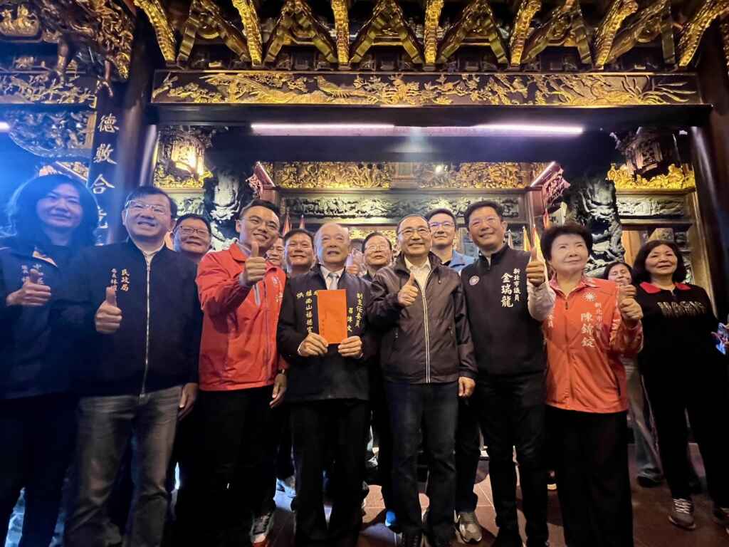 ▲侯友宜用現場貴賓合照。（新北市民政局提供）