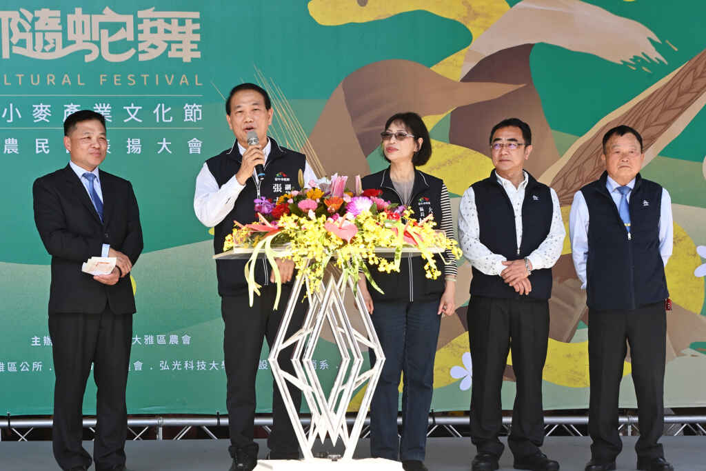 ▲114年度大雅區小麥產業文化節「浪麥隨蛇舞」活動，台中市副秘書長張大春致詞。（記者張玉泰攝）