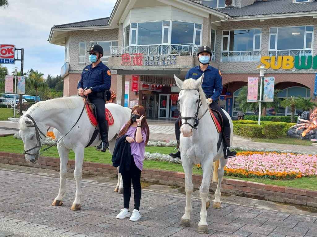 ▲假日新北騎警隊執勤巡邏淡水漁人碼頭。（新北市漁業處提供）