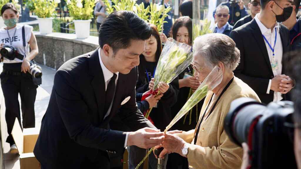 ▲蔣萬安市長向受難者家屬致意。（台北市文化局提供）