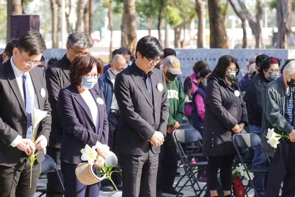 ▲高雄市長陳其邁率市府團隊，與多位立委、議員們一同出席二二八事件78周年追思紀念儀式，獻上象徵純潔、自由及堅忍生命力的百合花，悼念捍衛自由民主而逝去的生命，誠摯慰問受難者家屬。（高雄市政府提供）