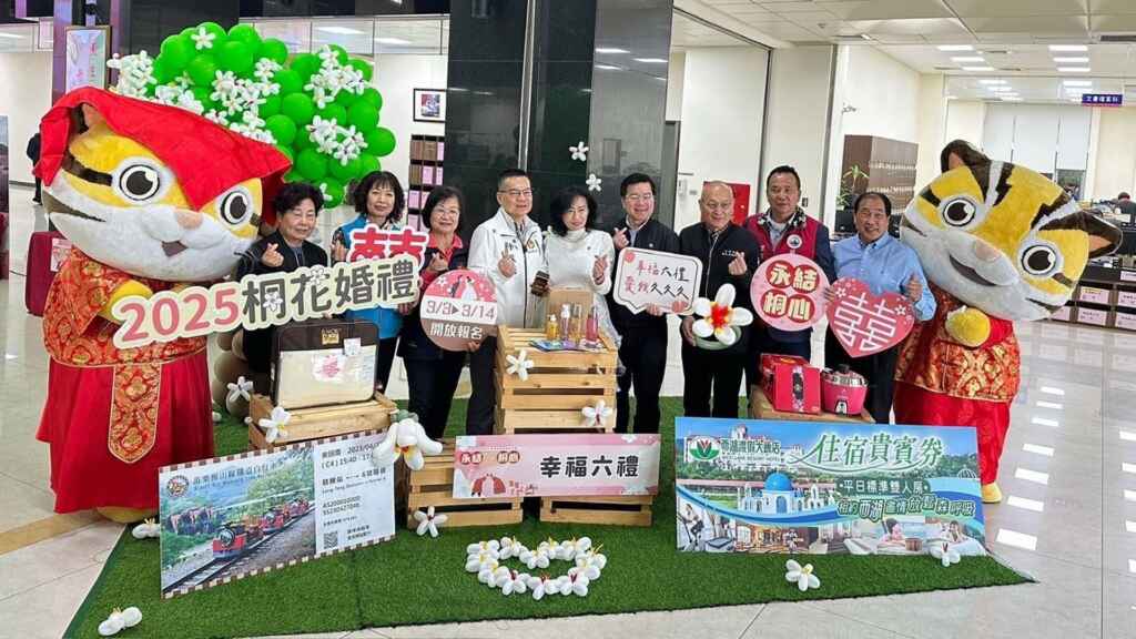 ▲長官貴賓於六禮區合照。（苗栗縣文觀局提供）