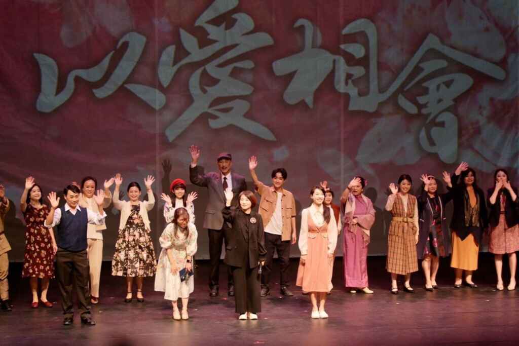 ▲屏東縣長周春米與全體演員合照。（屏東縣文化處提供）
