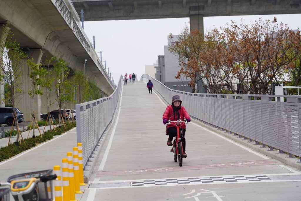 ▲建設局長陳大田邀請市民朋友多加利用及騎自行車暢遊綠空廊道，親身感受台中慢活城市的魅力。（台中市建設局提供）