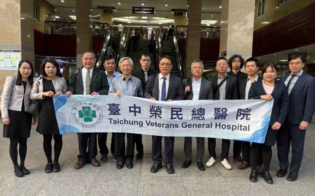 ▲臺中榮總副院長李政鴻(中)帶領醫療團隊，包含心臟科、骨科、婦癌、一般外科及泌尿醫學等共9名專科醫師，參與和越南胡志明醫藥大學附設醫院共同舉辦的臺越國際醫學研討會。（中榮提供）
