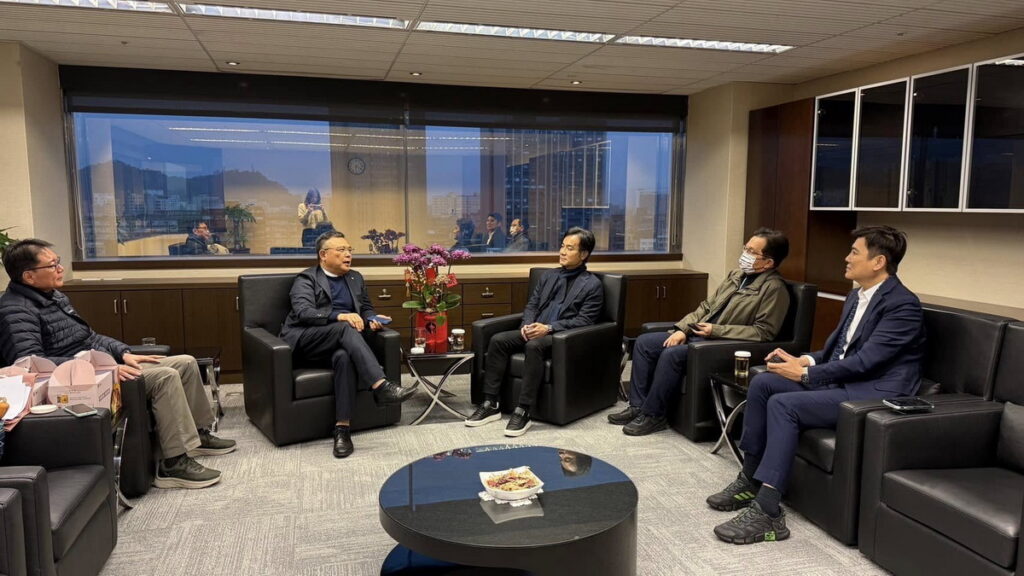 台灣連鎖加盟促進協會理事長吳永強與顧問游國芳,日前拜會財團法人資訊工業策進會,與董事長黃仲銘、副執行長蕭博仁及人工智慧研究院院長戴偉峻展開交流