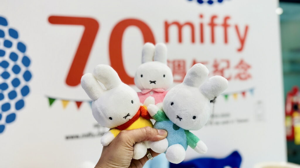 坐姿絨毛吊飾,共三款選擇,分別為藍色吊帶、粉色洋裝、橘色圍巾