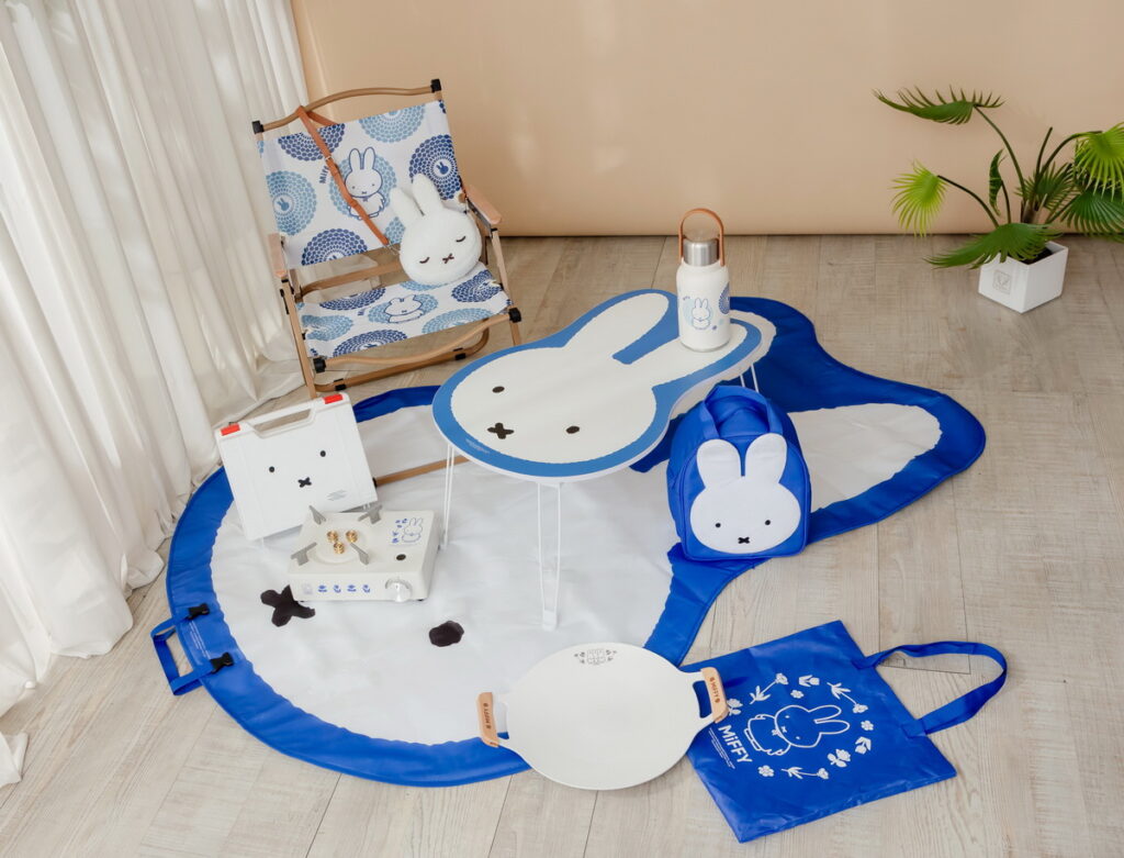 7-ELEVEN全店精品「Miffy70週年紀念」活動獨家開賣戶外野餐、露營必收的經典Miffy大頭造型設計的保冷袋、野餐墊,還有附收納盒的便攜式卡式爐、附收納袋的烤盤等周邊