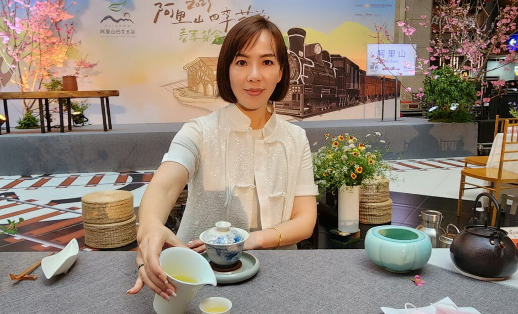 在地的茶旅達人，首次帶領阿里山司茶人到台北車站展演