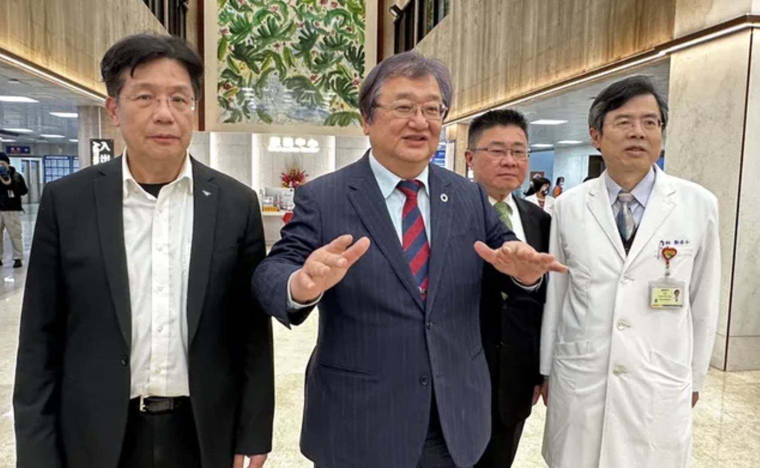 邱泰源突擊急診「做秀被抓包」！基層控：把病人塞其他病房