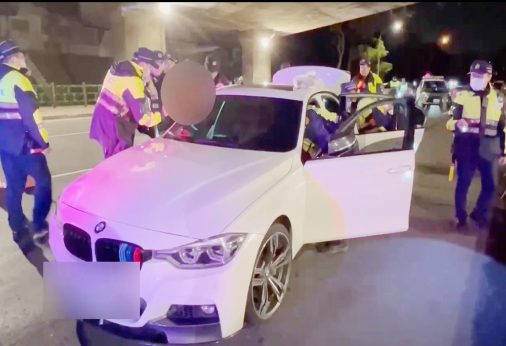 毒蟲爽駕百萬豪車運毒 下錯交流道遇警甕中捉鱉 217 248250228a01