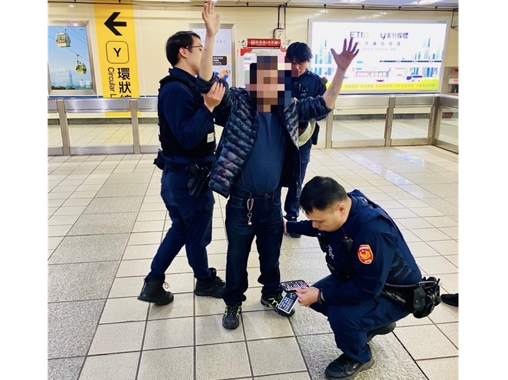 搭捷運帶手鋸 警提醒恐已觸法最高可裁罰百萬元 222 cnews204250228a03