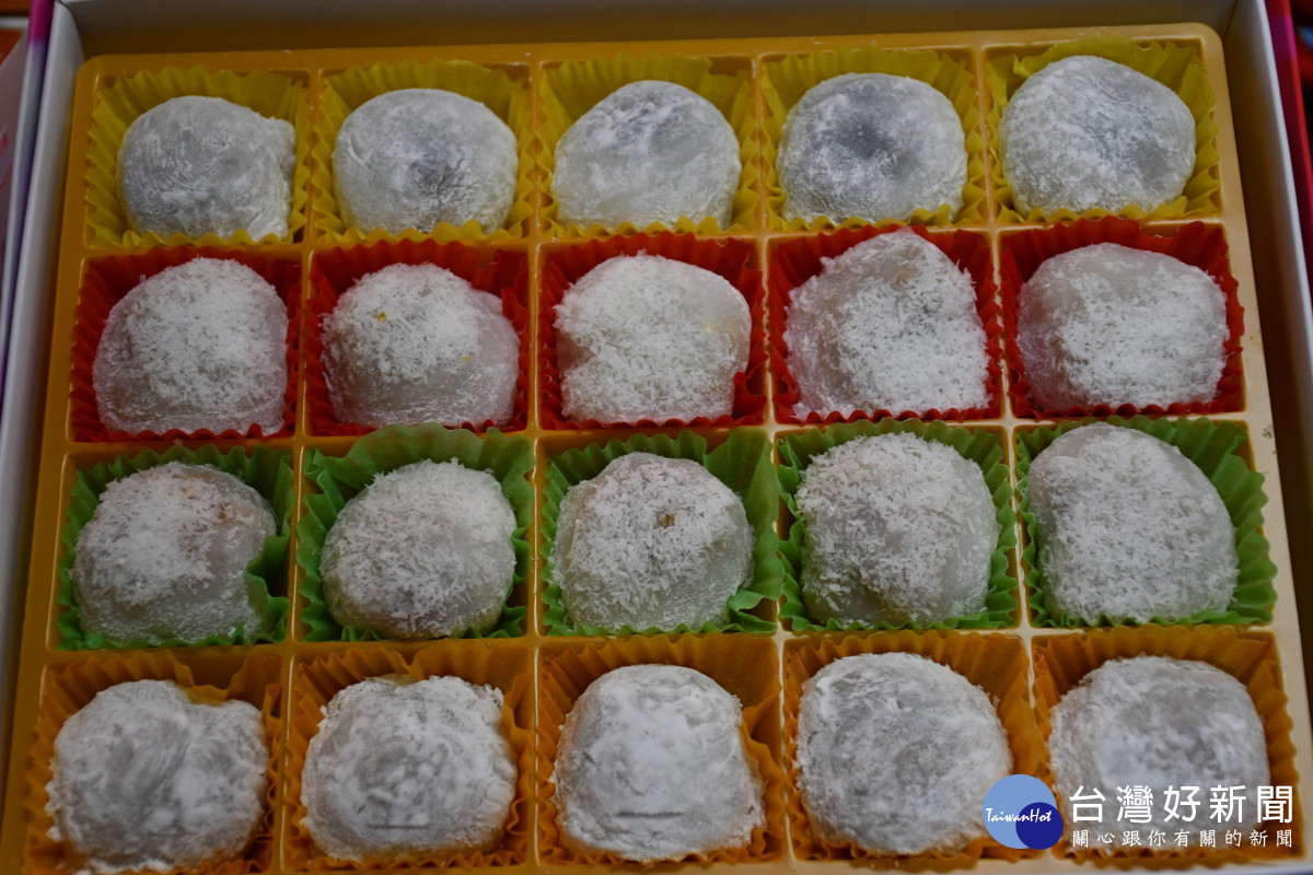 祭拜供品中最特別的是「麻糬」，祭拜此供品意在可為信眾及商家帶來財運與商機。圖／記者鄧富珍翻攝