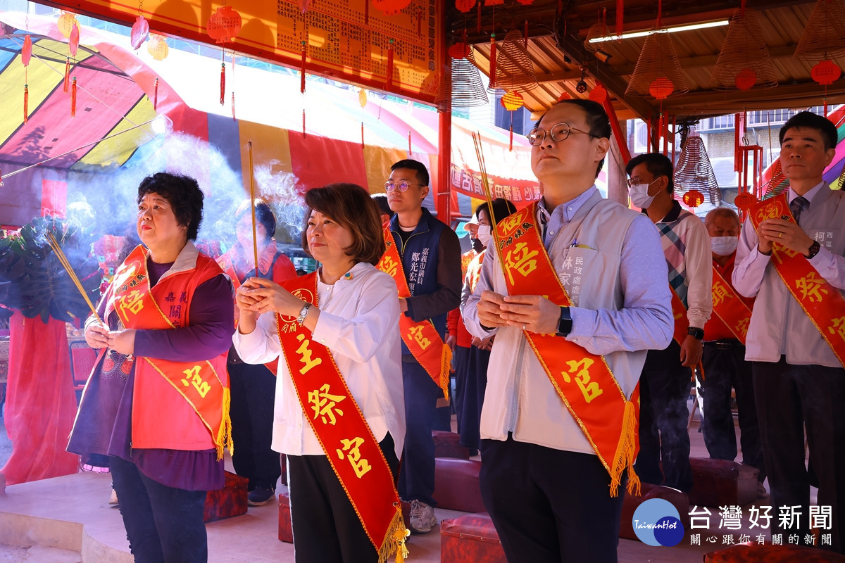 嘉義市長黃敏惠到關廂境廟參拜/嘉義市府提供