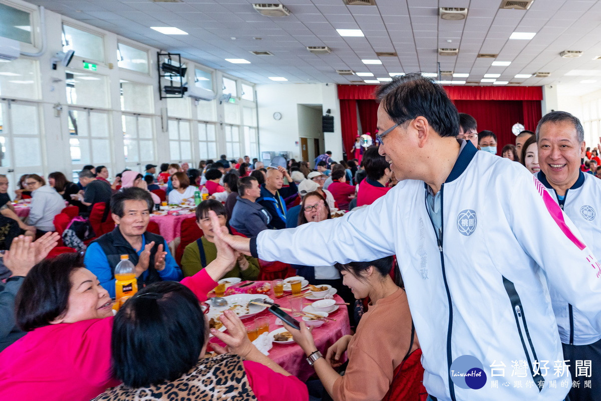 桃園市長張善政出席「平鎮大竹圍福德祠土地公聖誕千秋平安餐會」。<br /><br />