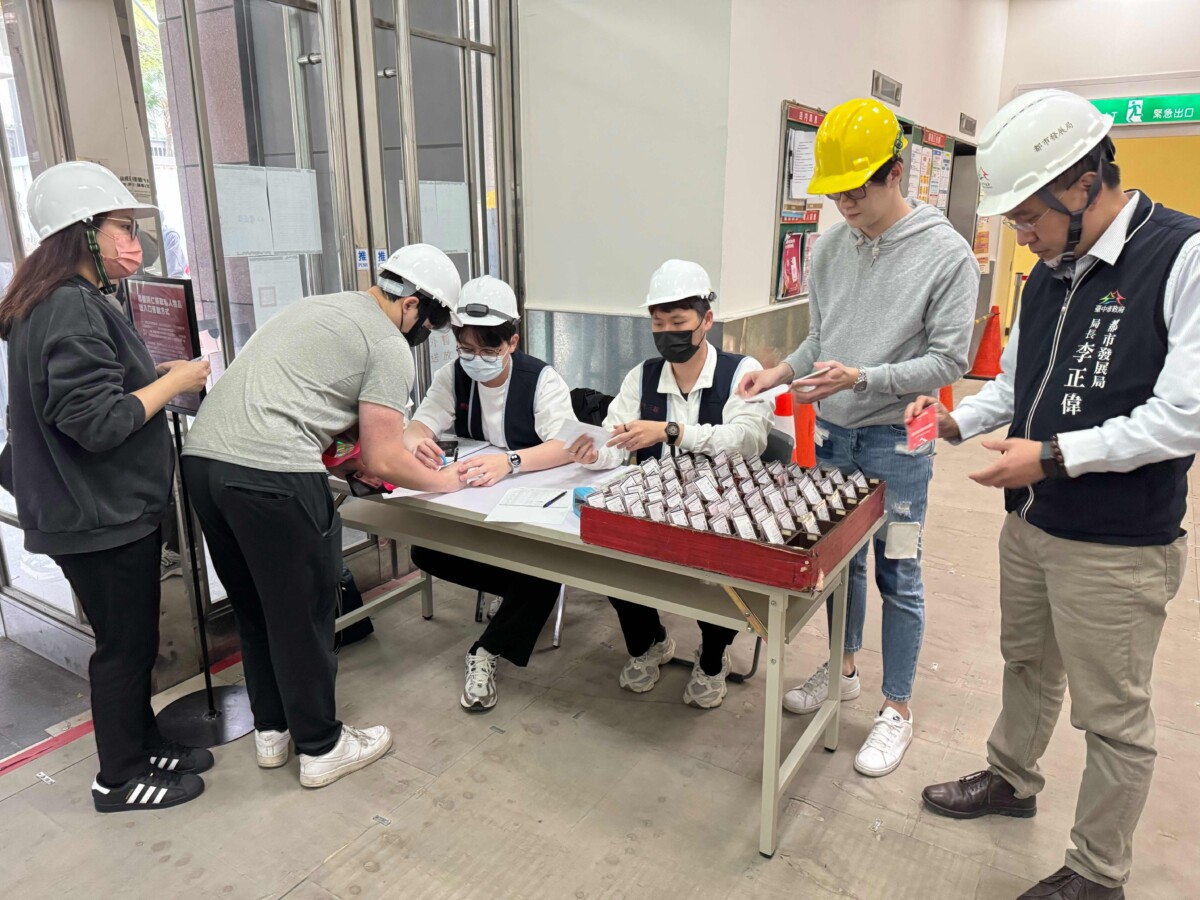 ▲分層分時開放進出取物,1樓入口管制措施。(圖/中市府提供)