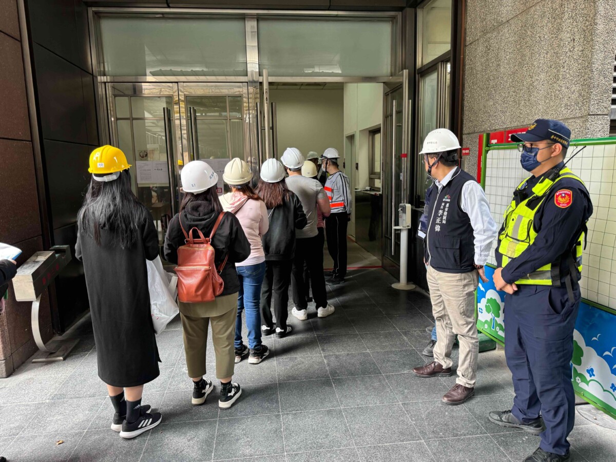 ▲台中新光三越今開放報備列冊的百貨人員入內取物，警察局及消防局派員協助。(圖/中市府提供)