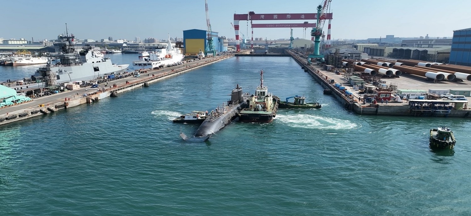 潛艦國造原型艦「海鯤軍艦」 完成傾側試驗及準潛航試驗 浮移至測試碼頭