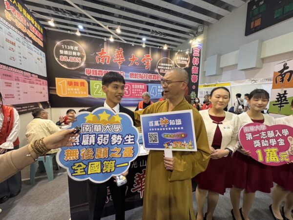 法藏大和尚與學生熱絡互動,透過風趣且具啟發性的對談,分享佛學智慧,現場氣氛輕鬆愉快,吸引眾多年輕學子踴躍參與。圖/宗聯會提供