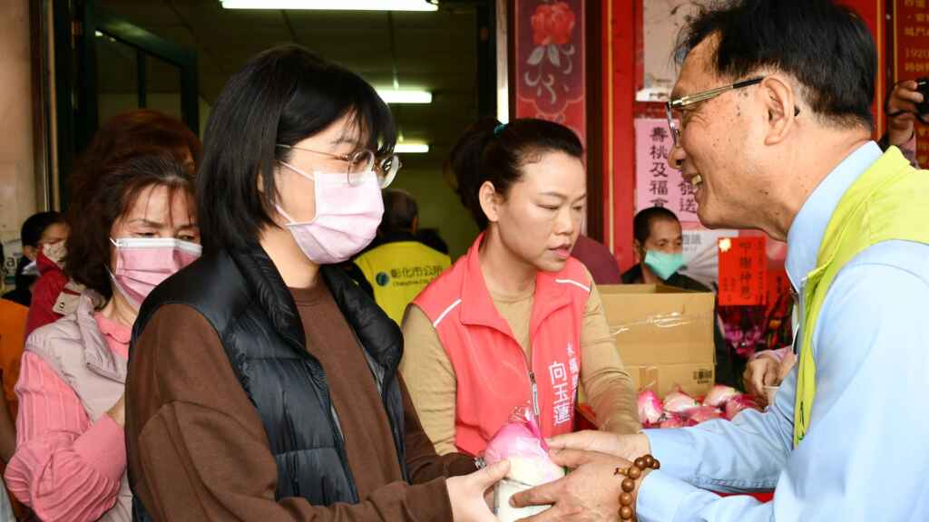 ▲林世賢市長逐一發送壽桃與紅豆紫米桂圓粥給民眾分享慶祝土地公生的喜悅。（記者林明佑翻攝）