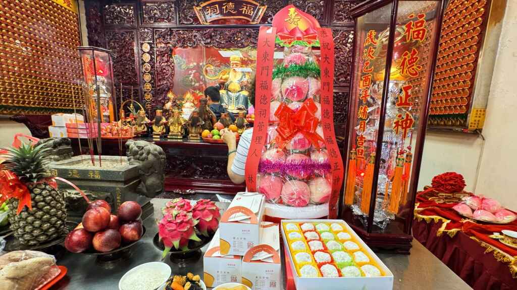 ▲祭拜供品中最特別的是「麻糬」，祭拜此供品意在可為信眾及商家帶來財運與商機。（記者林明佑攝）