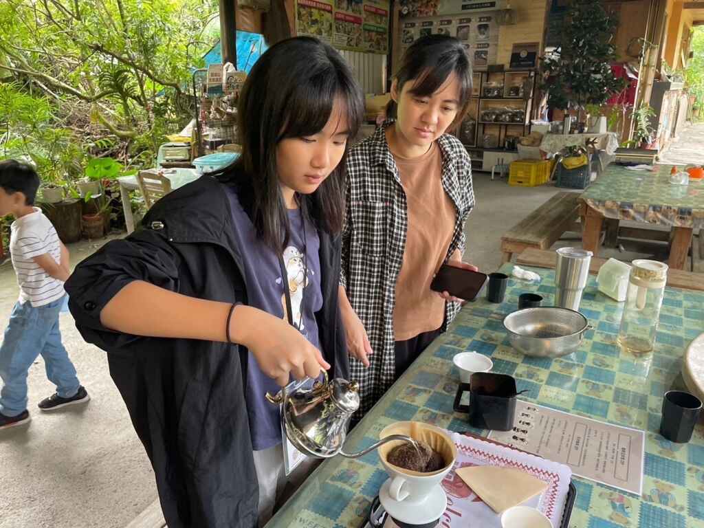 臺南市府歡迎全國遊客於連假期間，可以安排來臺南梅嶺賞螢賞梅花吃梅子雞、享受關子嶺泥漿溫泉養顏美容、安排青山健行進行森呼吸、到東山喝咖啡體驗一日農夫。