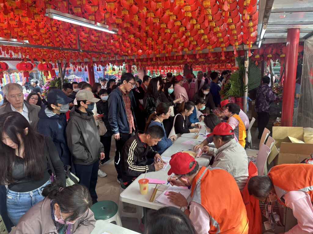 惠來里福德祠慶祝福德正神誕辰「頭牙」，特別準備發財金600份，供民眾擲筊求財，現場氣氛熱烈。