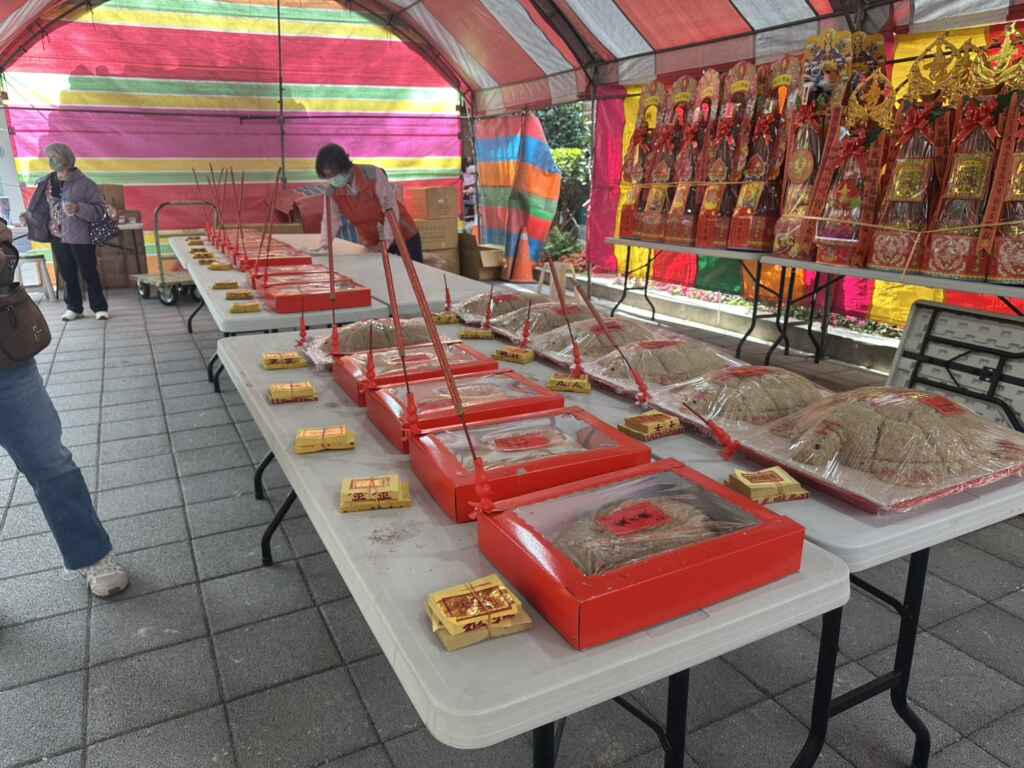 惠來里福德祠特別準備壽桃、平安龜、長壽麵線，讓民眾擲筊，帶回家吃平安。