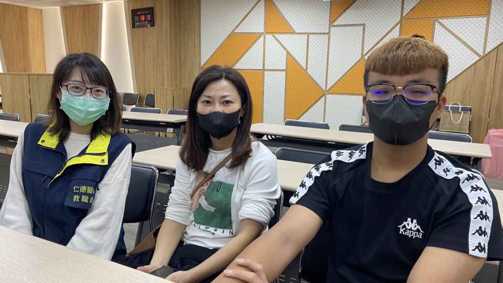 ▲鹿港國中紀同學（右）與媽媽（中）一同參加招生說明會，他想念復健科，未來繼承父親的整骨工作室。（員榮醫院提供）