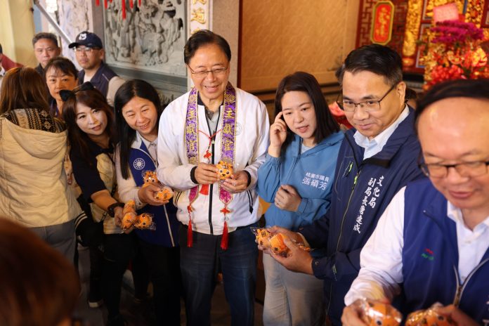 桃園市土地公文化館8周年慶典 張市長:展現對信仰的虔誠與重視 77 張善政市長親自發送平安禮給市民,讓大家把平安帶回家,幸福一整年2 scaled