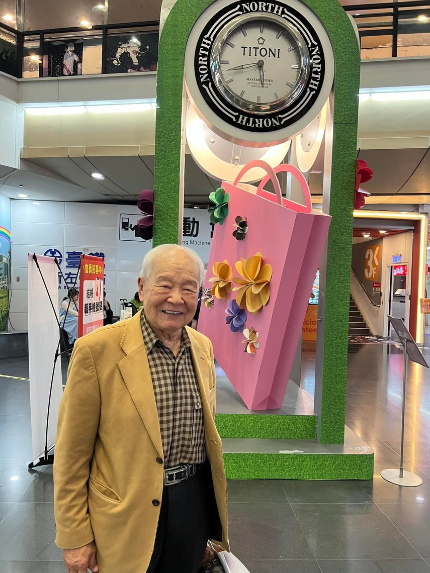 黃清溪教授榮獲「高雄大學榮譽教授」 一生奉獻法學教育。(記者陳雯萍翻攝)