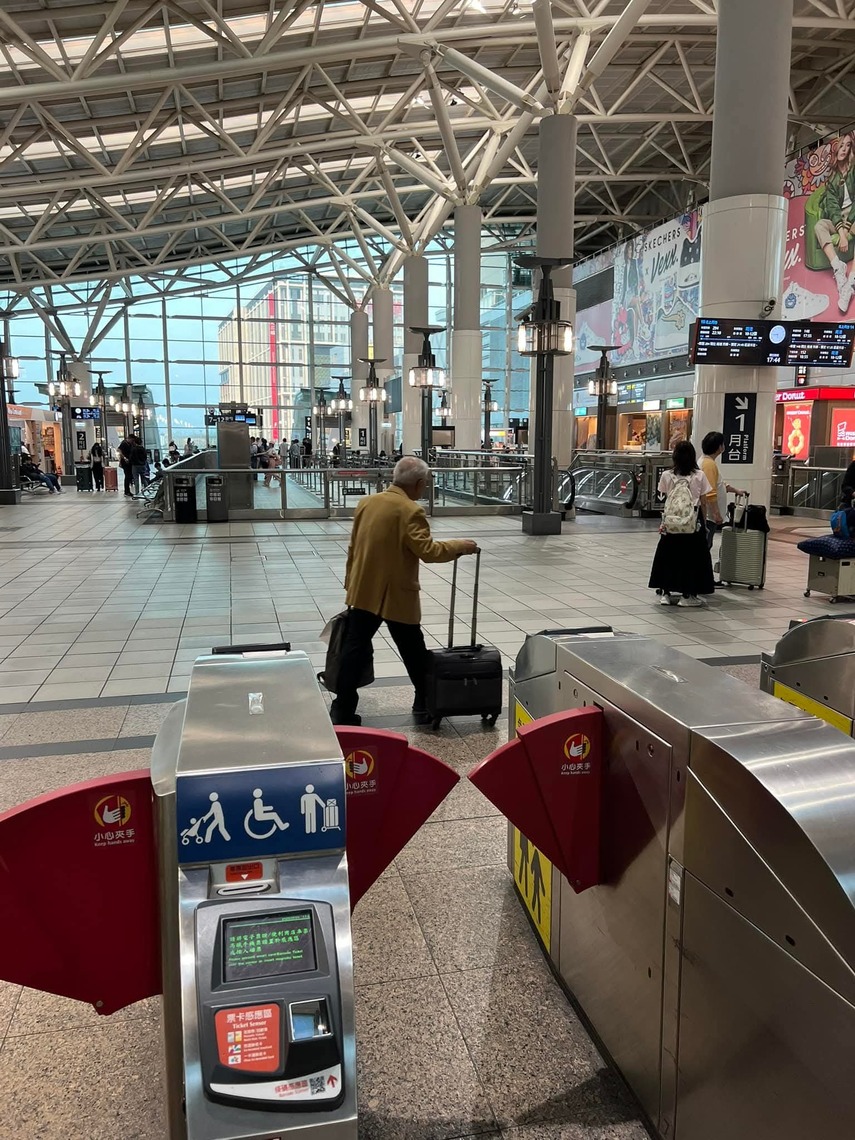 師生們依依不捨地送別,看著他的背影遠去,許多人眼眶泛紅。學生徐立軒感嘆:「這或許是一個時代的終結,但老師的精神將永遠留存於我們心中。」(記者陳雯萍翻攝)