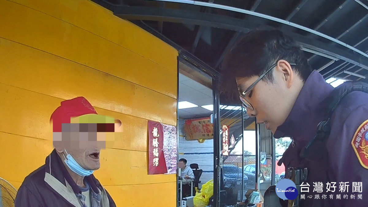 迷途老翁呆坐二手車行  中壢警方協助返家。