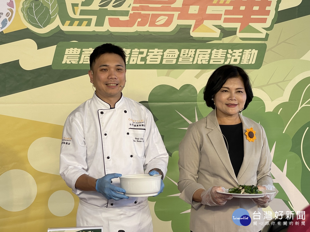 六福萬怡行政主廚朱昱瑋與張麗善縣長示範兩道垂涎欲滴的美味料理。