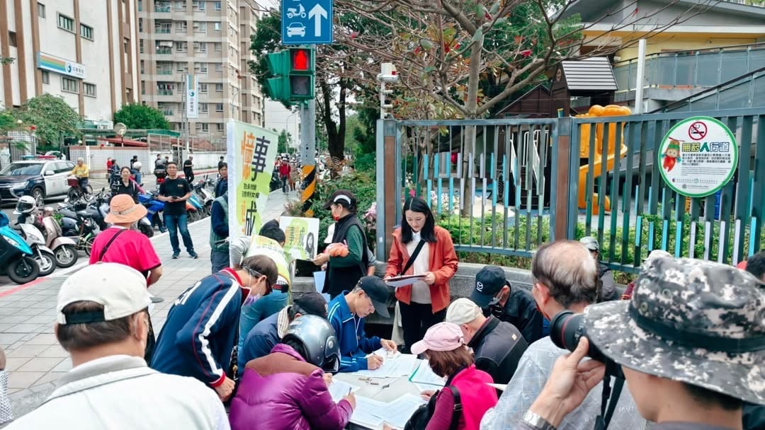 罷綠委連署第一階段初審全軍覆沒,逼得藍軍再設連署站,力拼補件過關,翻攝劉思吟臉書