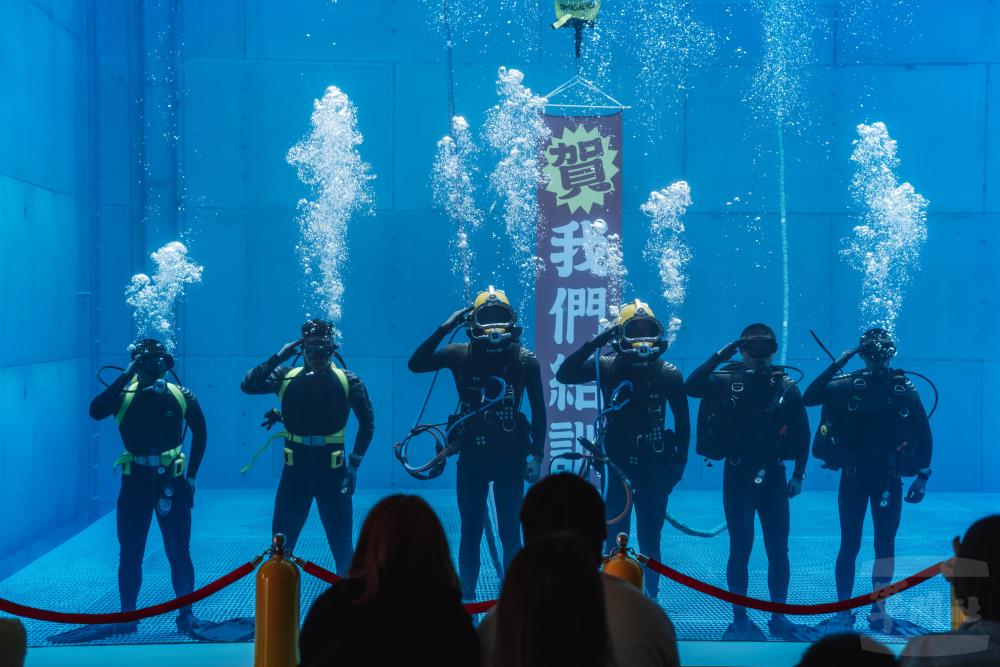 海軍水下大隊於228完成結訓,每個學員都是精壯結實,女學員也都有二頭肌,可見訓練辛苦。國防部提供