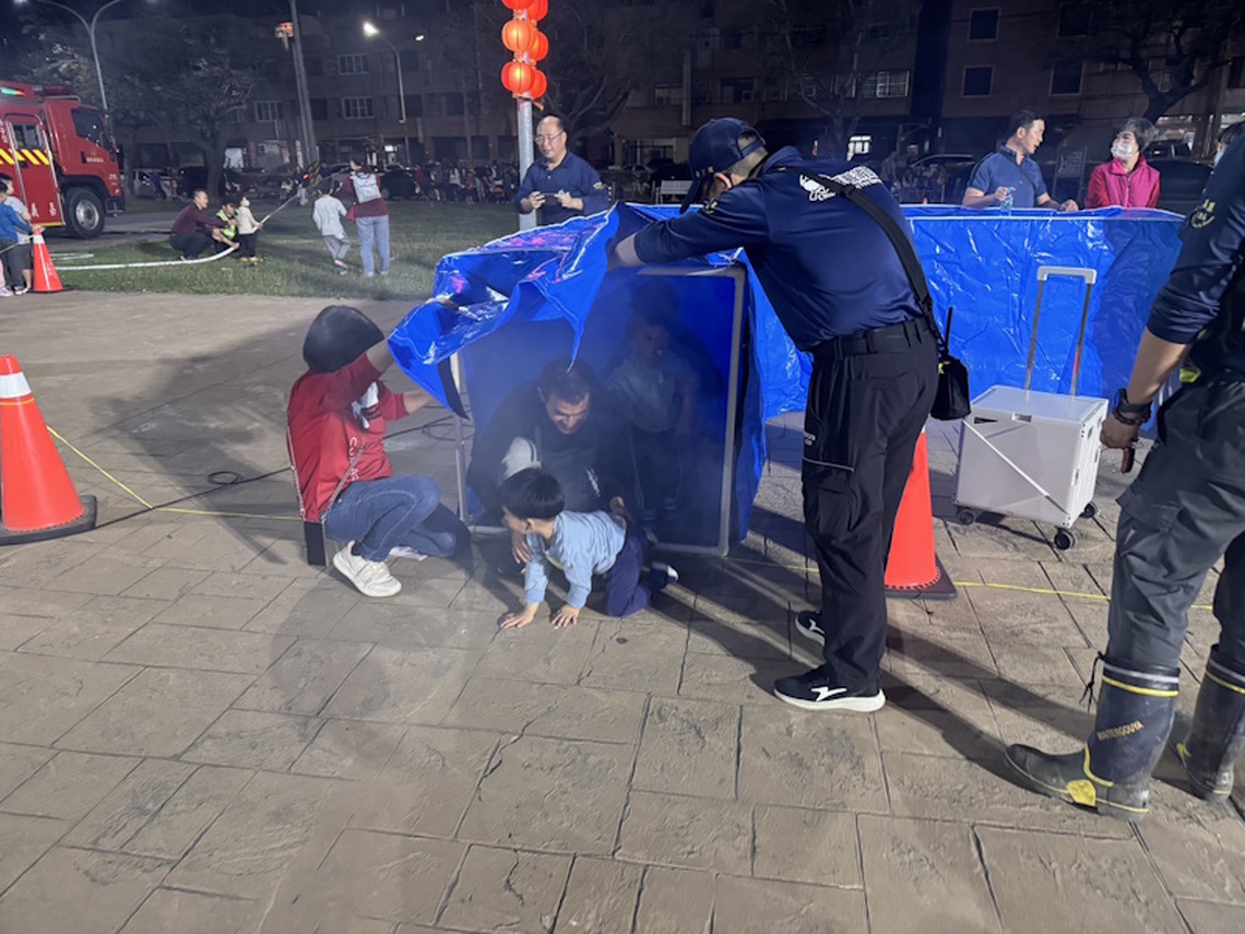 瞭解消防工作及落實防火教育 嘉義縣消防快閃宣導親子搶體驗